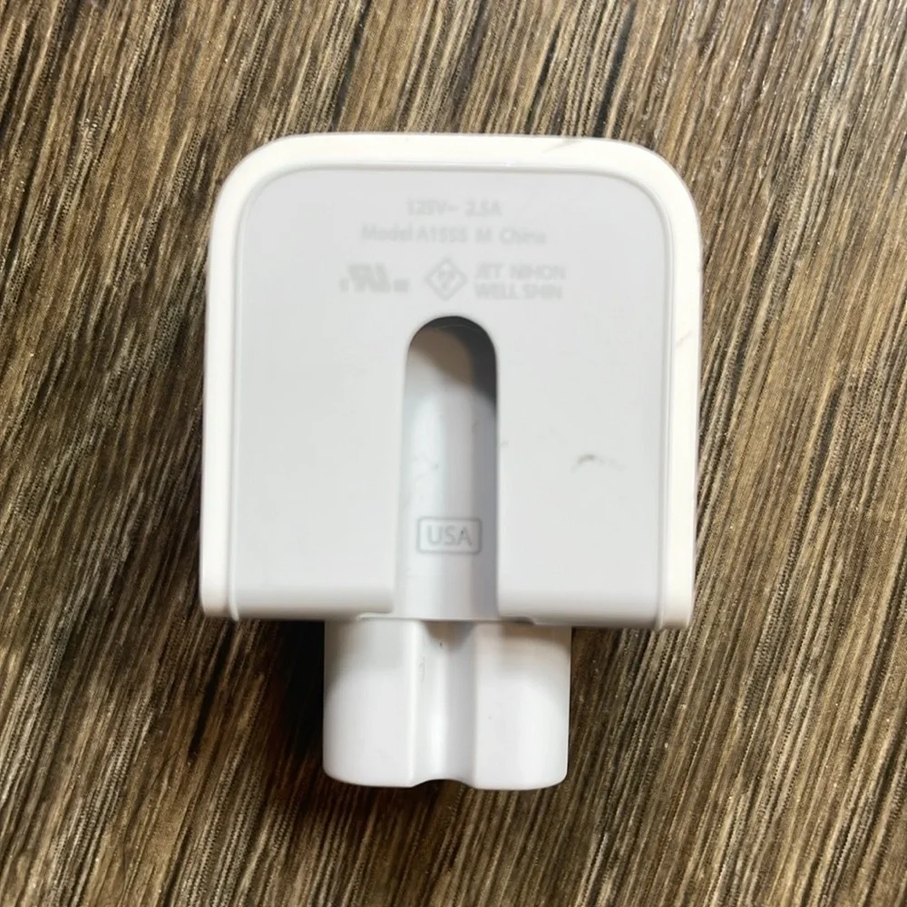 Apple Adapter Model A1555 M JET NIHON WELL SHIN 125V - 2.5A USA